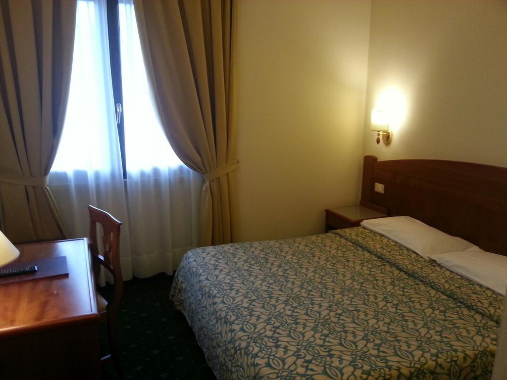 לאזיסה Hotel Smeraldo חדר תמונה