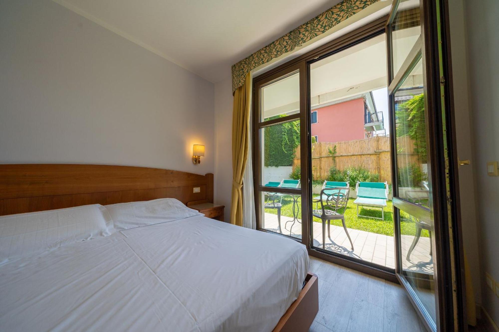 לאזיסה Hotel Smeraldo מראה חיצוני תמונה
