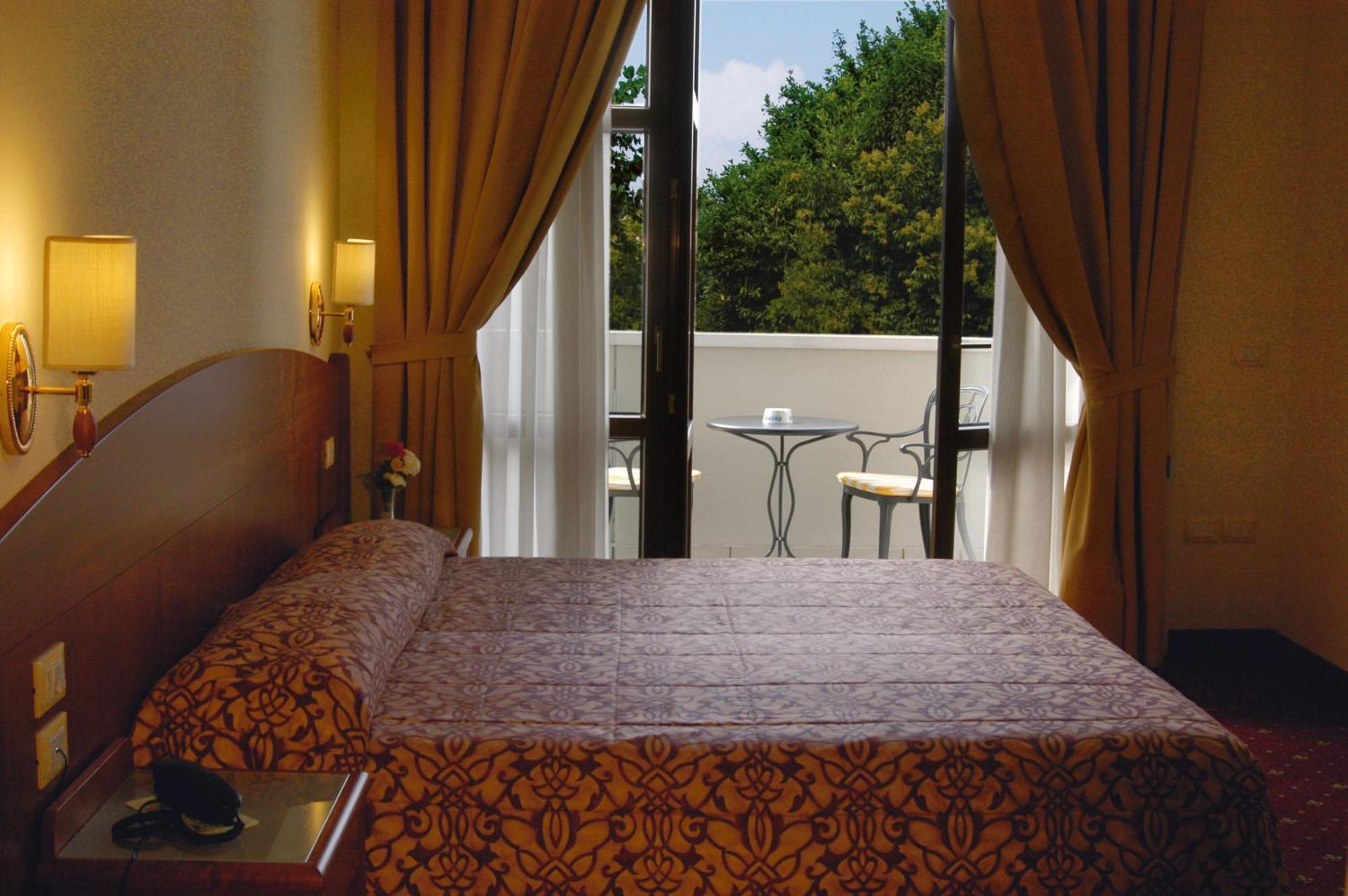 לאזיסה Hotel Smeraldo מראה חיצוני תמונה