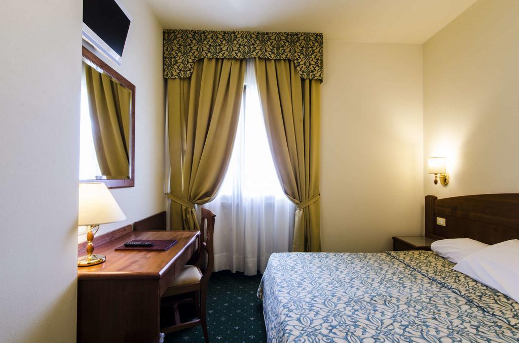 לאזיסה Hotel Smeraldo מראה חיצוני תמונה