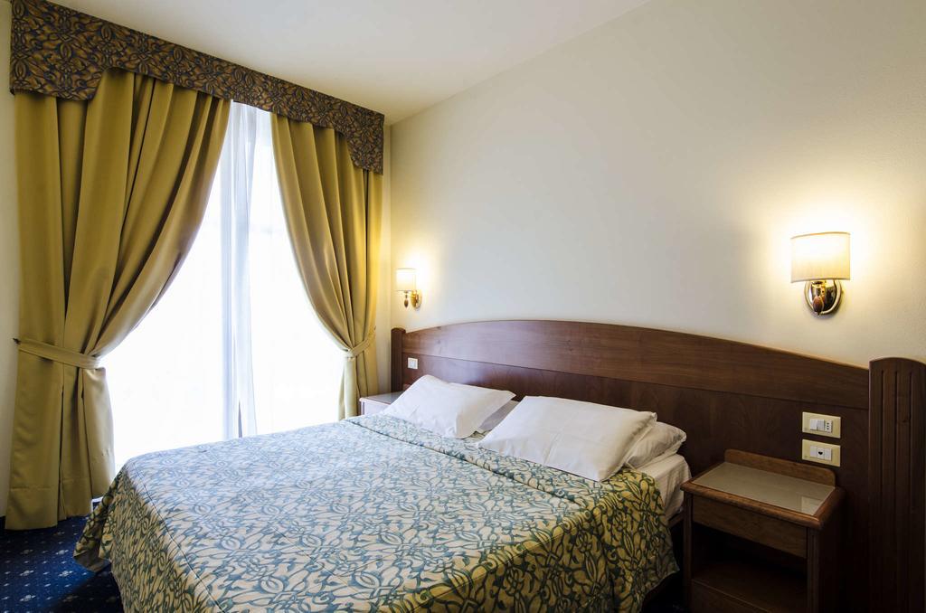 לאזיסה Hotel Smeraldo מראה חיצוני תמונה