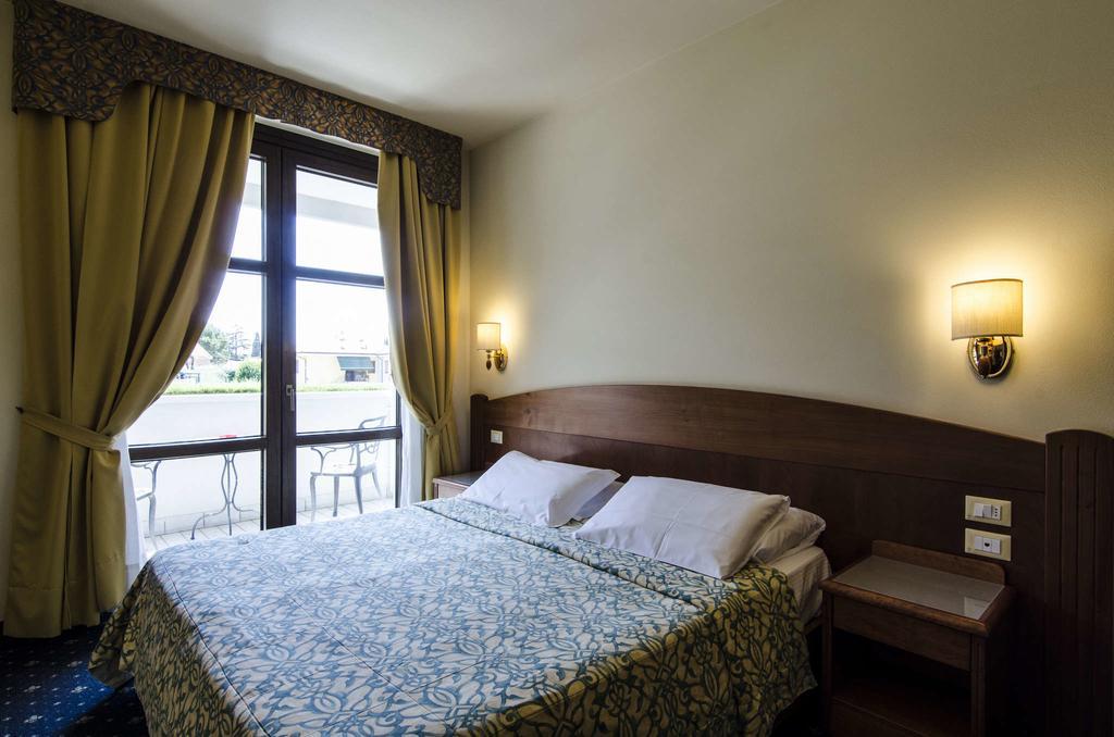 לאזיסה Hotel Smeraldo מראה חיצוני תמונה